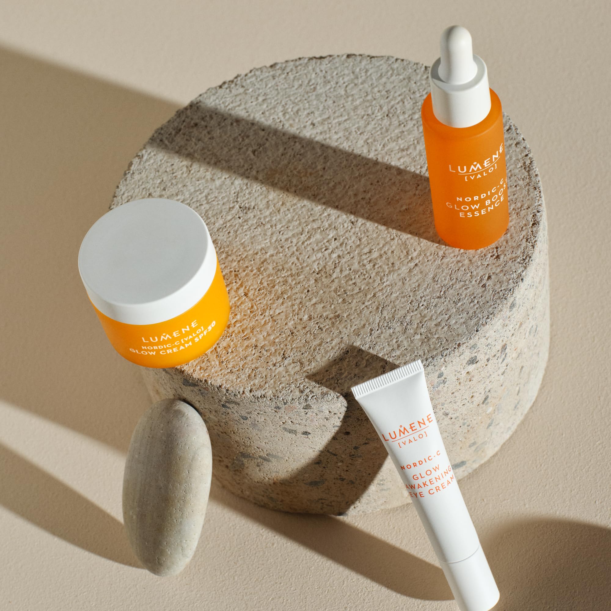 LUMENE Nordic-C [VALO] Day Cream SPF 15 | Hydrates and Boosts Radiance | Protection Against UVA/UVB | Arctic Cloudberry, Hyaluronic Acid & Vitamin C | Lightweight Daily Moisturizer | Vegan | 50 ml